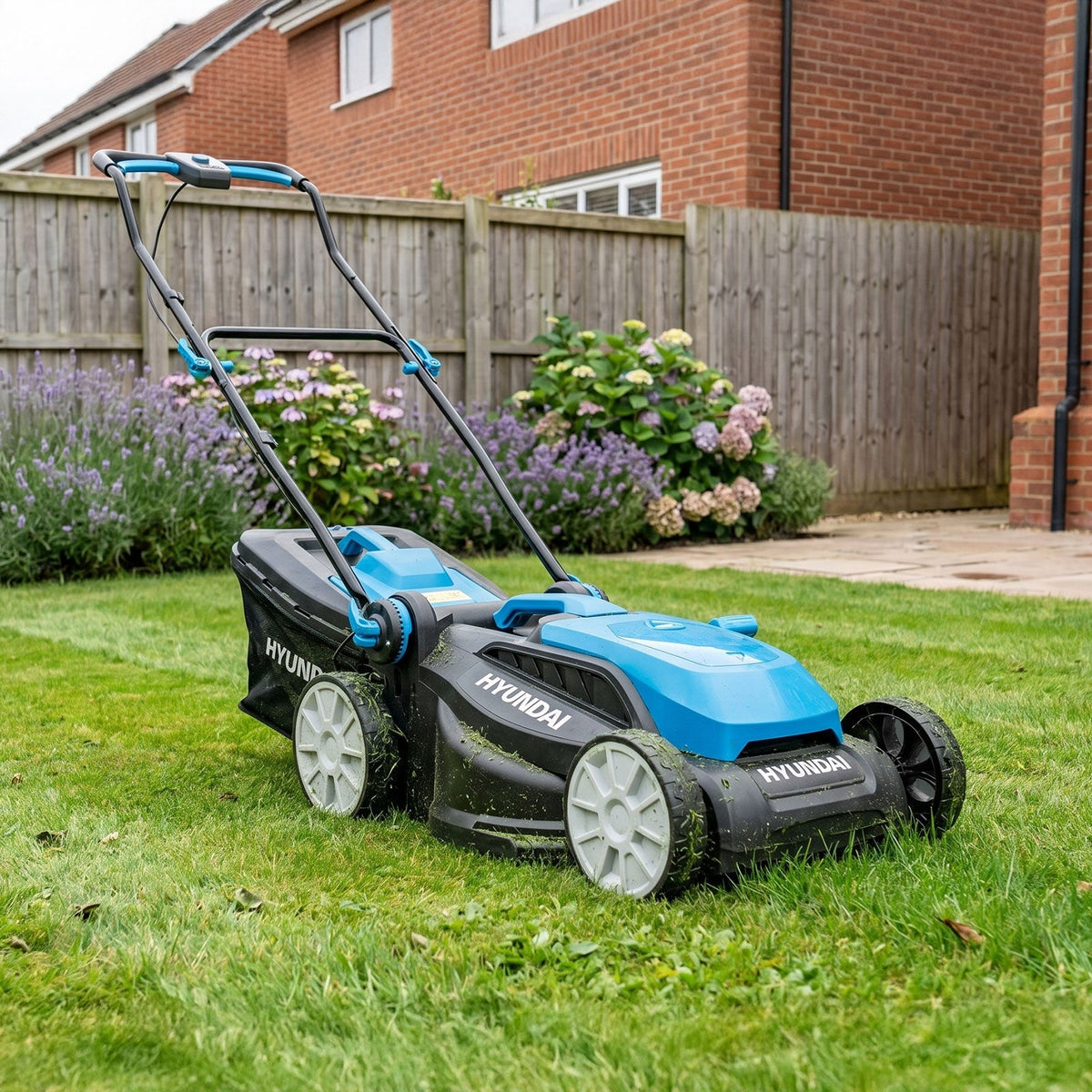 Hyundai 38cm / 15" 40V (2x20V) 3-in-1 Brushless Cordless Lawnmower,  36L Bag | HY40CLM38
