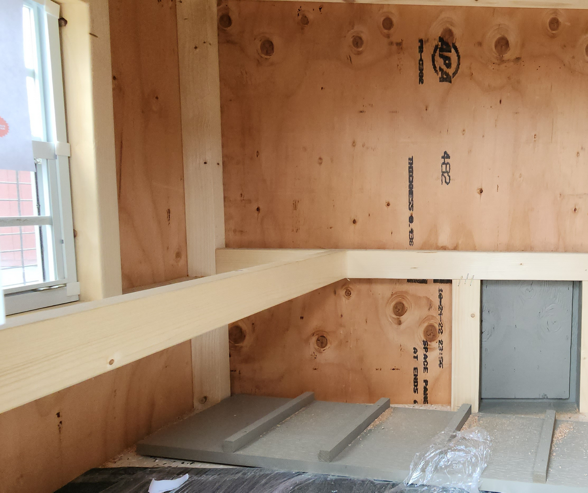 5' X 7' DURATEMP CHICKEN COOP - CLAY