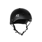 Slight side view of the S1 helmet in matte black with black straps on a white background @color_black matte