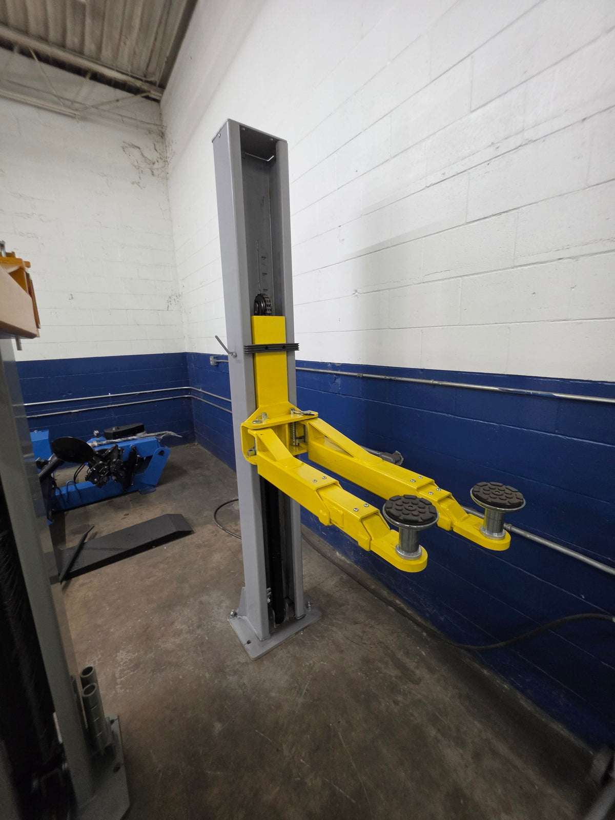 Triumph C-7000 Portable Two Post Lift 7,000lb Capacity