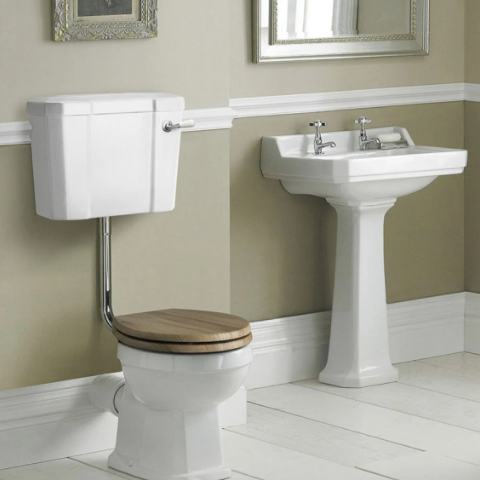 Classique Traditional Low Level Toilet with Cistern, Toilet Seat & Flush Pipe Kit - White