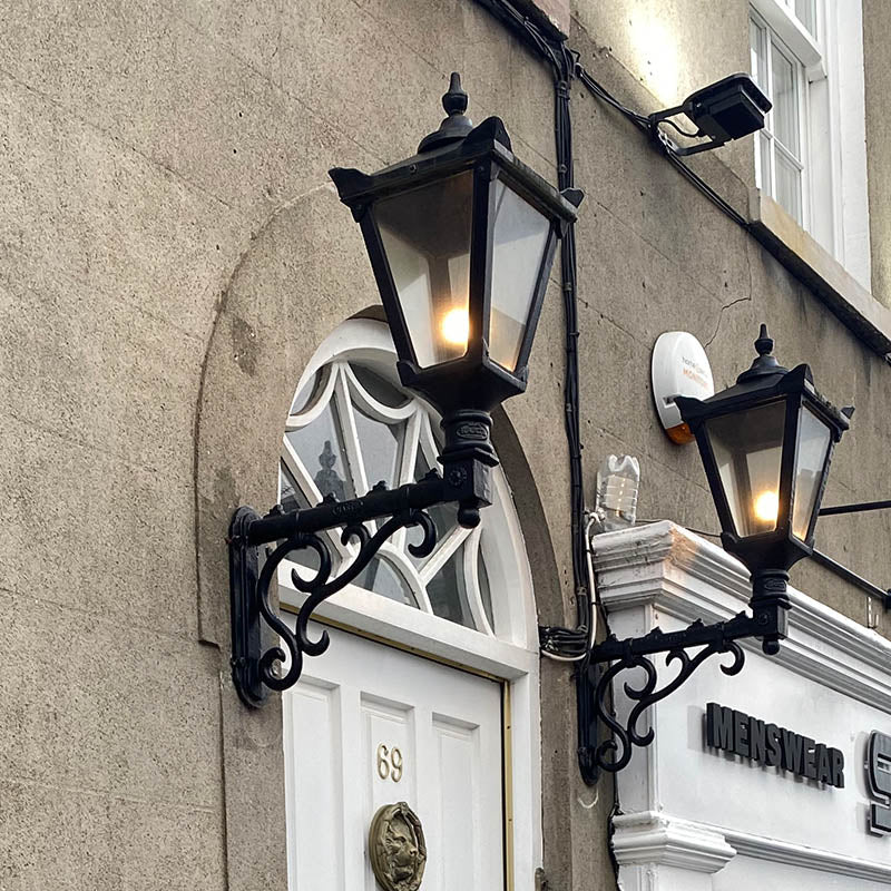 Victorian traditional cast iron wall light with decorative arm 1.1m in height (H841)