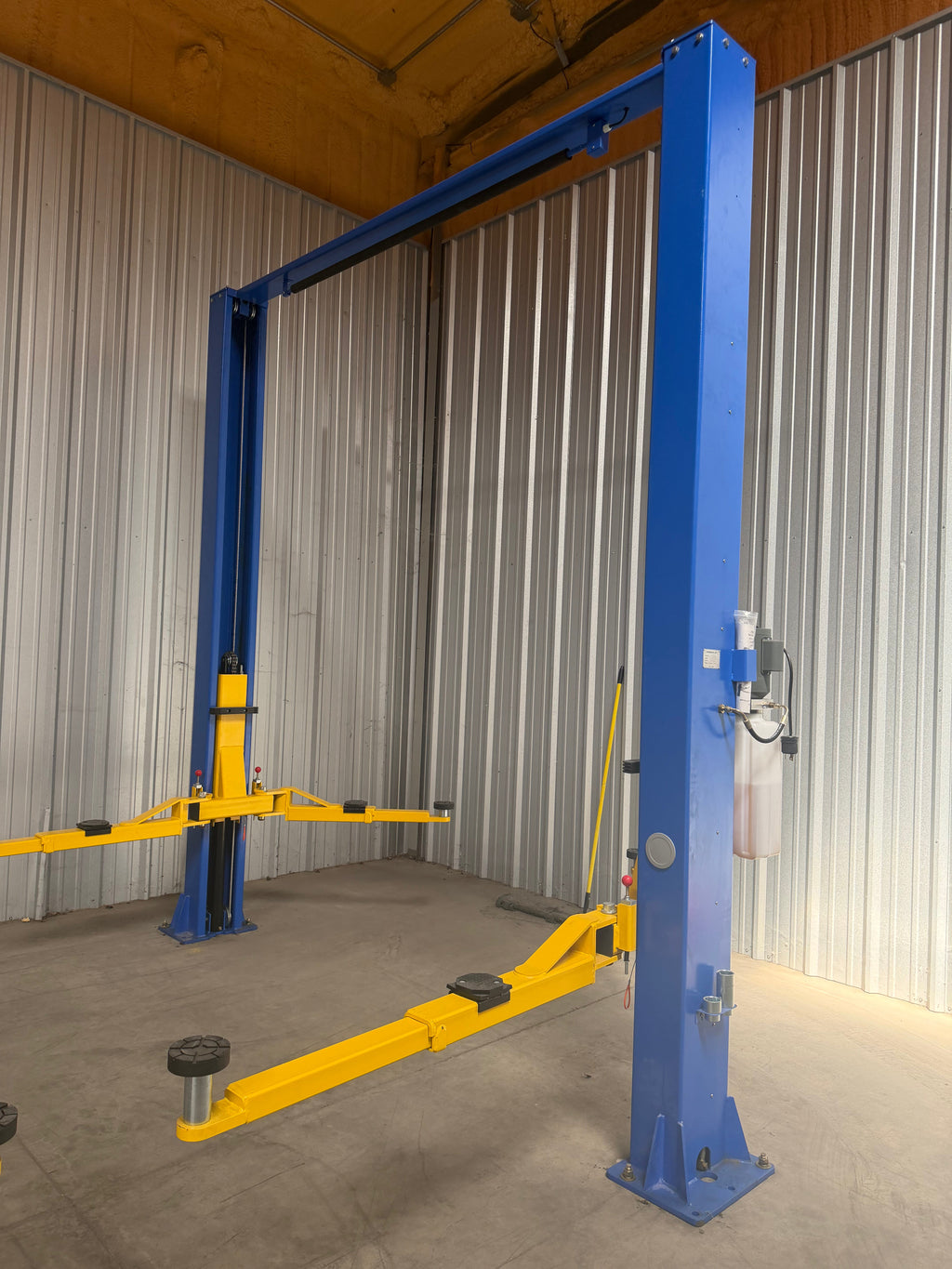 Tuxedo TP9KACX 9,000lb Clear Floor Two Post Lift - Asymmetric