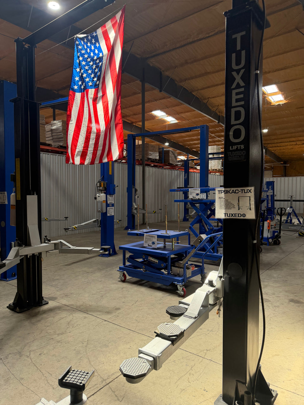 Tuxedo TP9KAC-TUX Clear Floor 9,000lb Two Post Lift