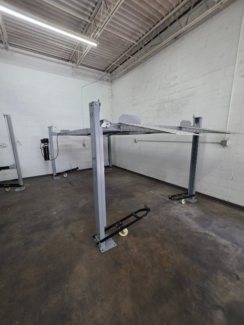 Triumph NSS8X-1 8,000lb Four Post Lift (Lift Gate Service Included)