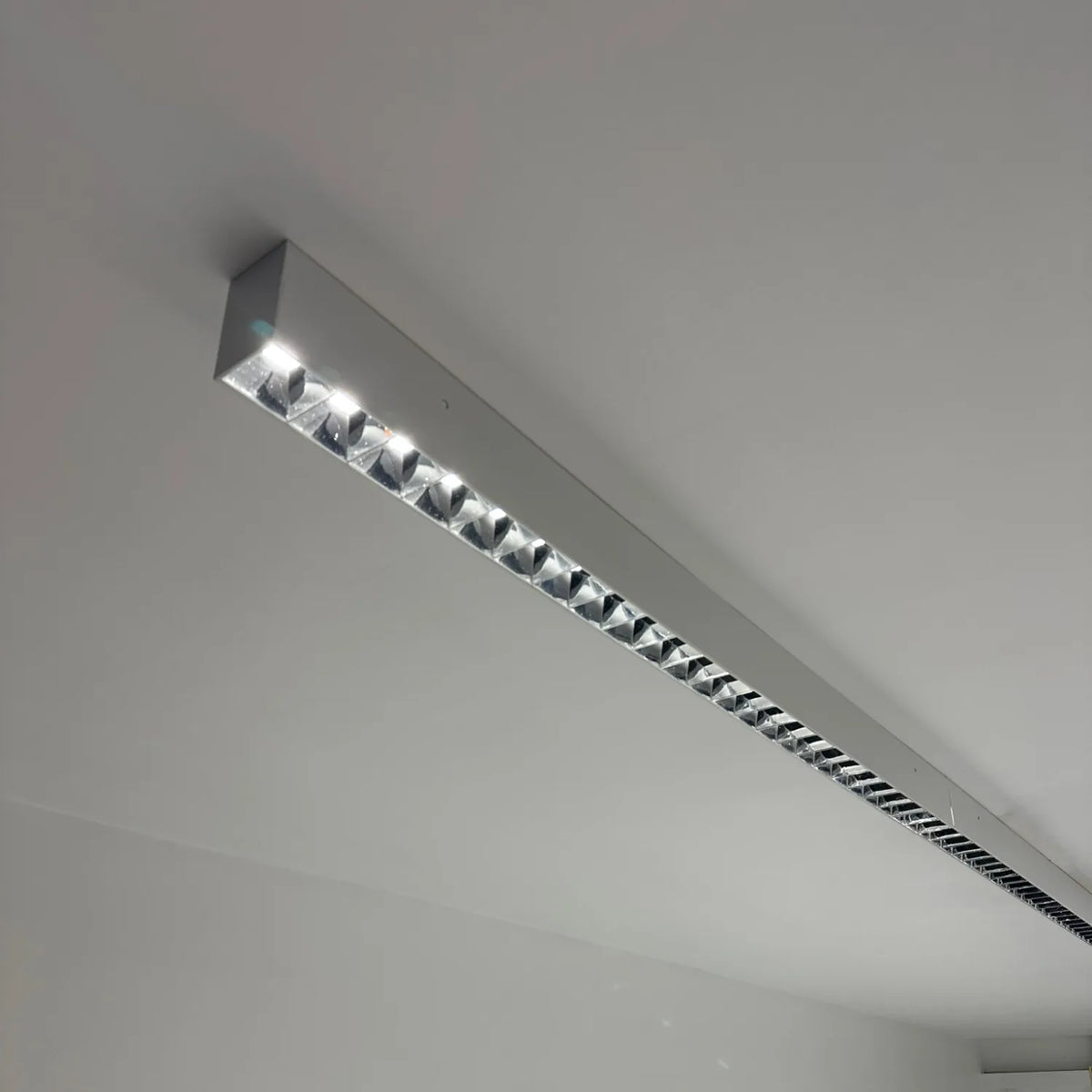 36W LED Batten Light 120cm White & Black | Ledison Triumph