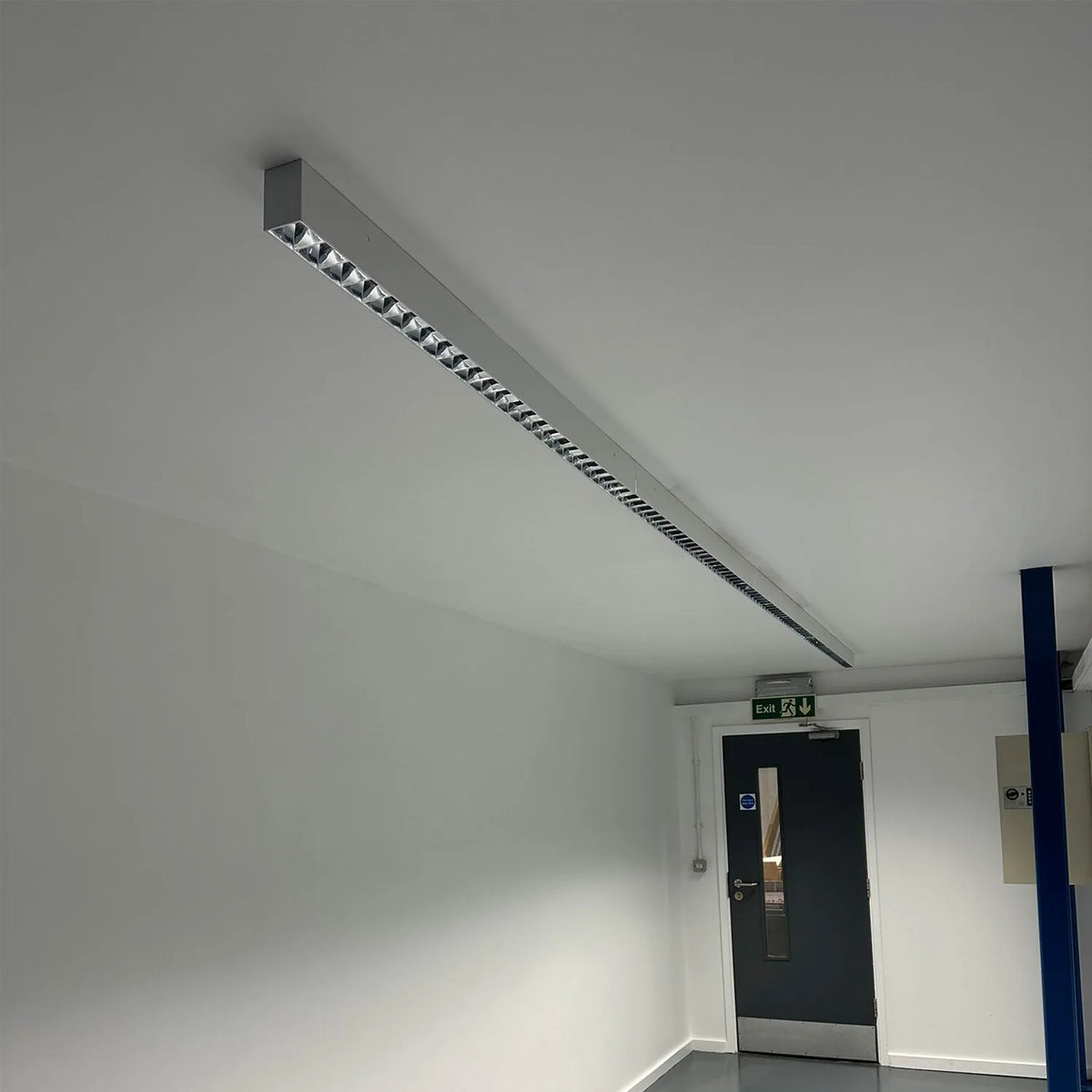 36W LED Batten Light 120cm White & Black | Ledison Triumph