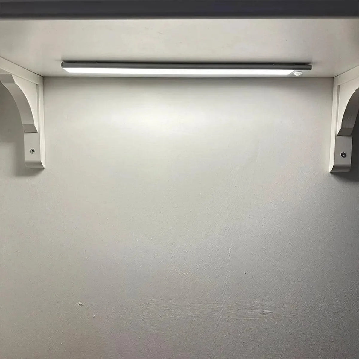 LED Blade 60.5cm Battery Powered Under Cabinet Light | Ledison