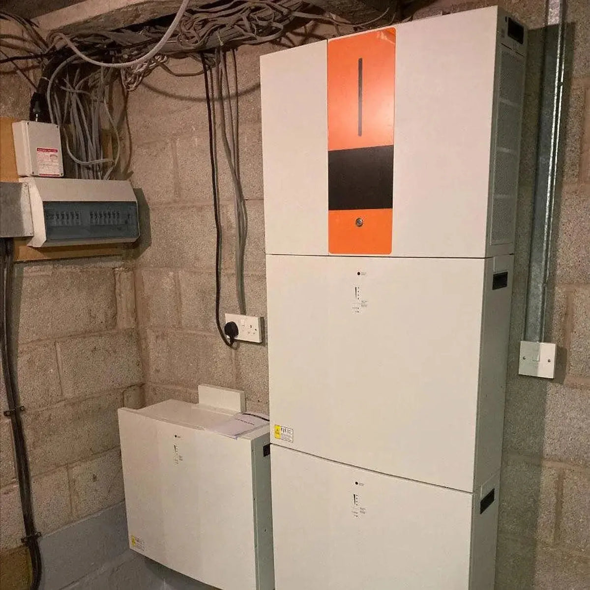 5.5kW All in One Hybrid Inverter & 5kWh Lithium Battery | Voltacon
